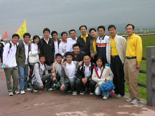 2009年🌗，鄧峰（後排右五）在青海與參加思源學生骨幹培養項目的學生們在一起-2.jpg