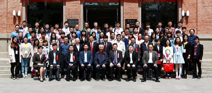圖4張光鬥科技教育基金2015頒獎集體合影a.jpg