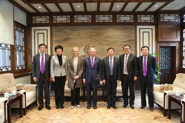 1427937589107087171.jpg 校長見蘇世民.jpg