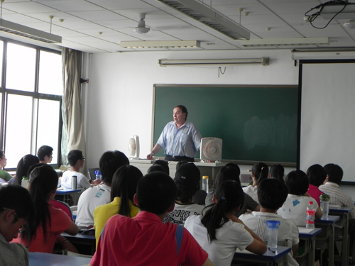 薩文迪教授給學生上課-2.jpg