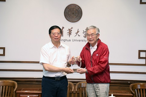 1630549567507089478.jpg 20210831-意昂3工作總結與展望研討會-曹文鵬-邱勇為楊家慶頒發紀念牌.jpg